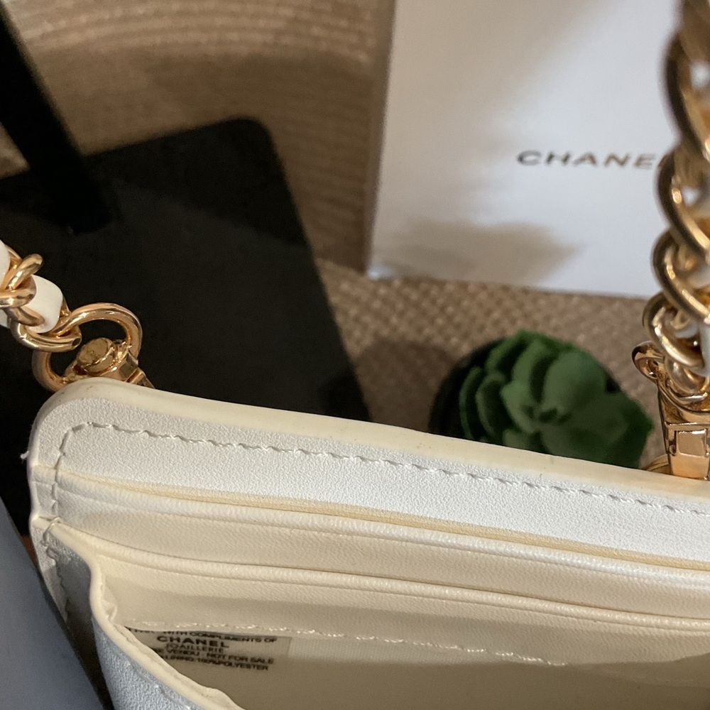 🚨SALE- Coco Crush White Quilted Phone Holder with Chain GWP - Picture 7 of 9